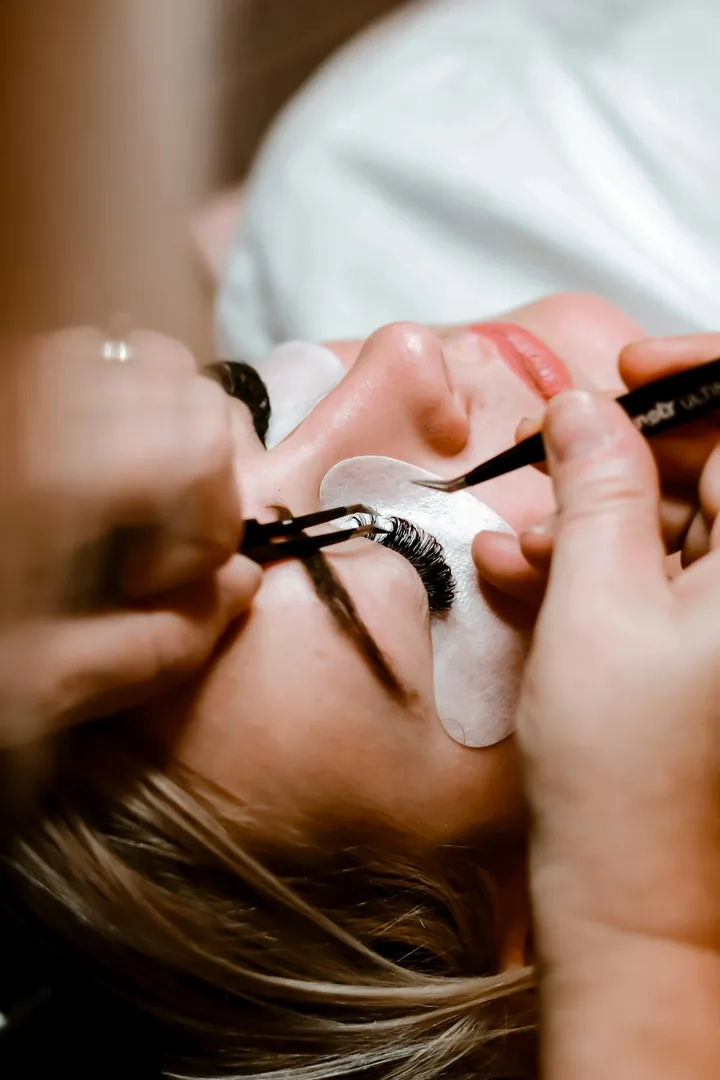 Lash technician applying extensions